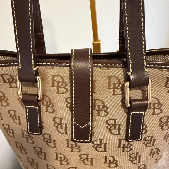 Dooney & Bourke Monogram Bucket Shoulder Bag 9x10 EUC - Picture 4 of 12